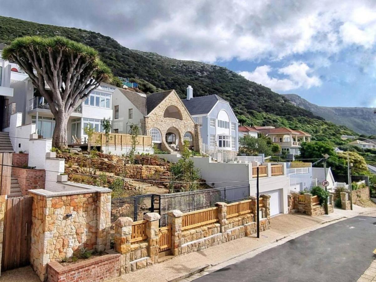 The Dragon Tree Guesthouse คาล์คเบย์ ภายนอก รูปภาพ