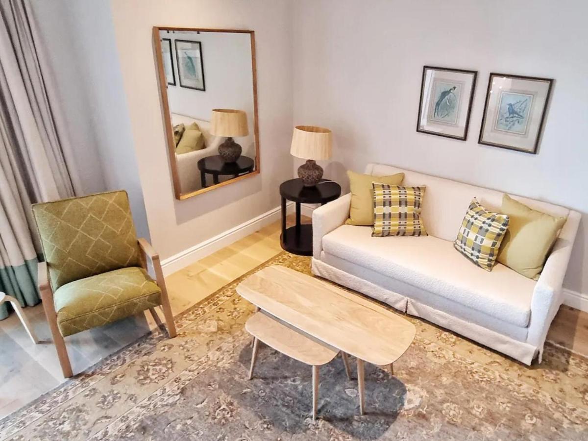 The Dragon Tree Guesthouse คาล์คเบย์ ภายนอก รูปภาพ