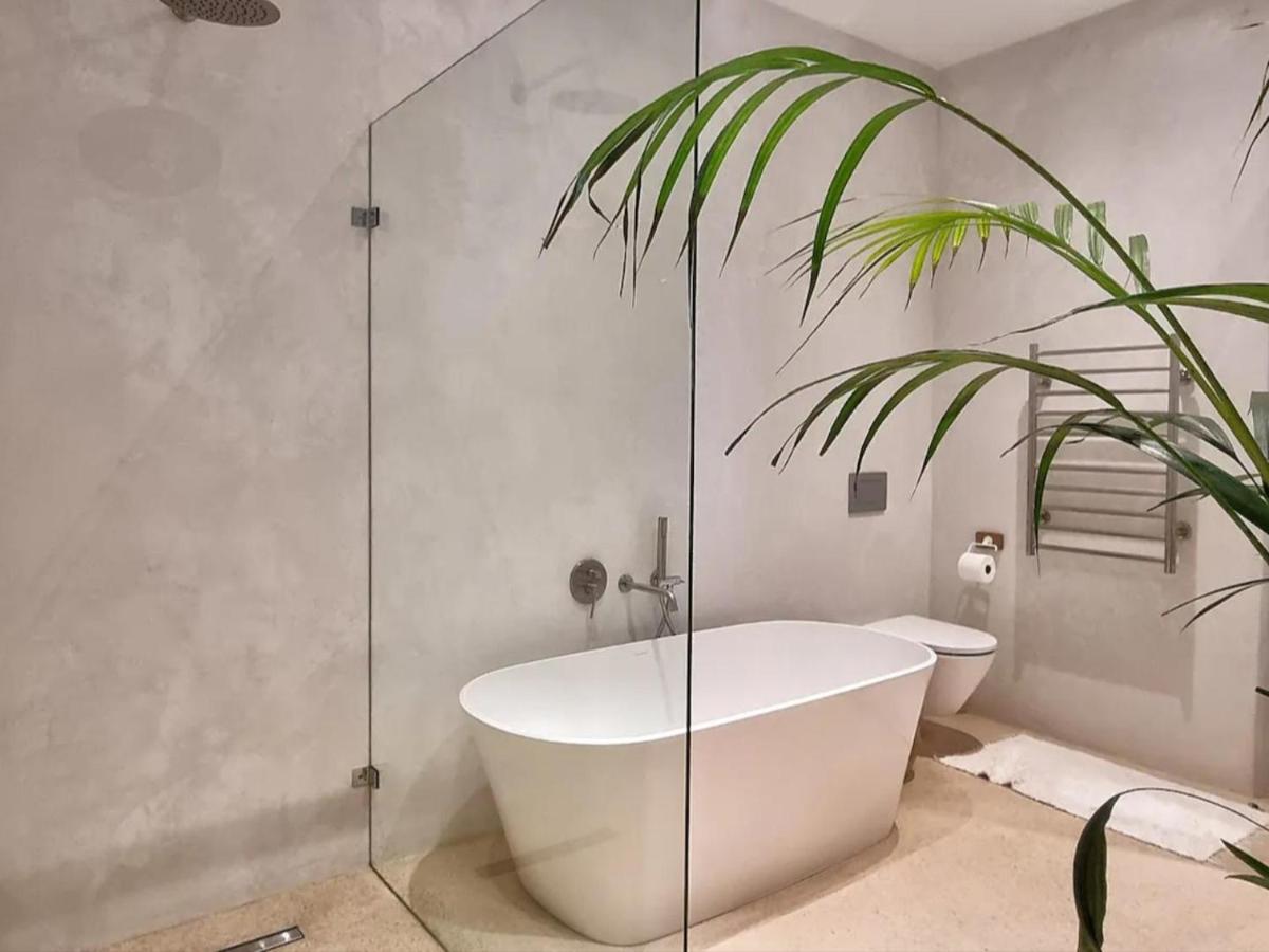 The Dragon Tree Guesthouse คาล์คเบย์ ภายนอก รูปภาพ
