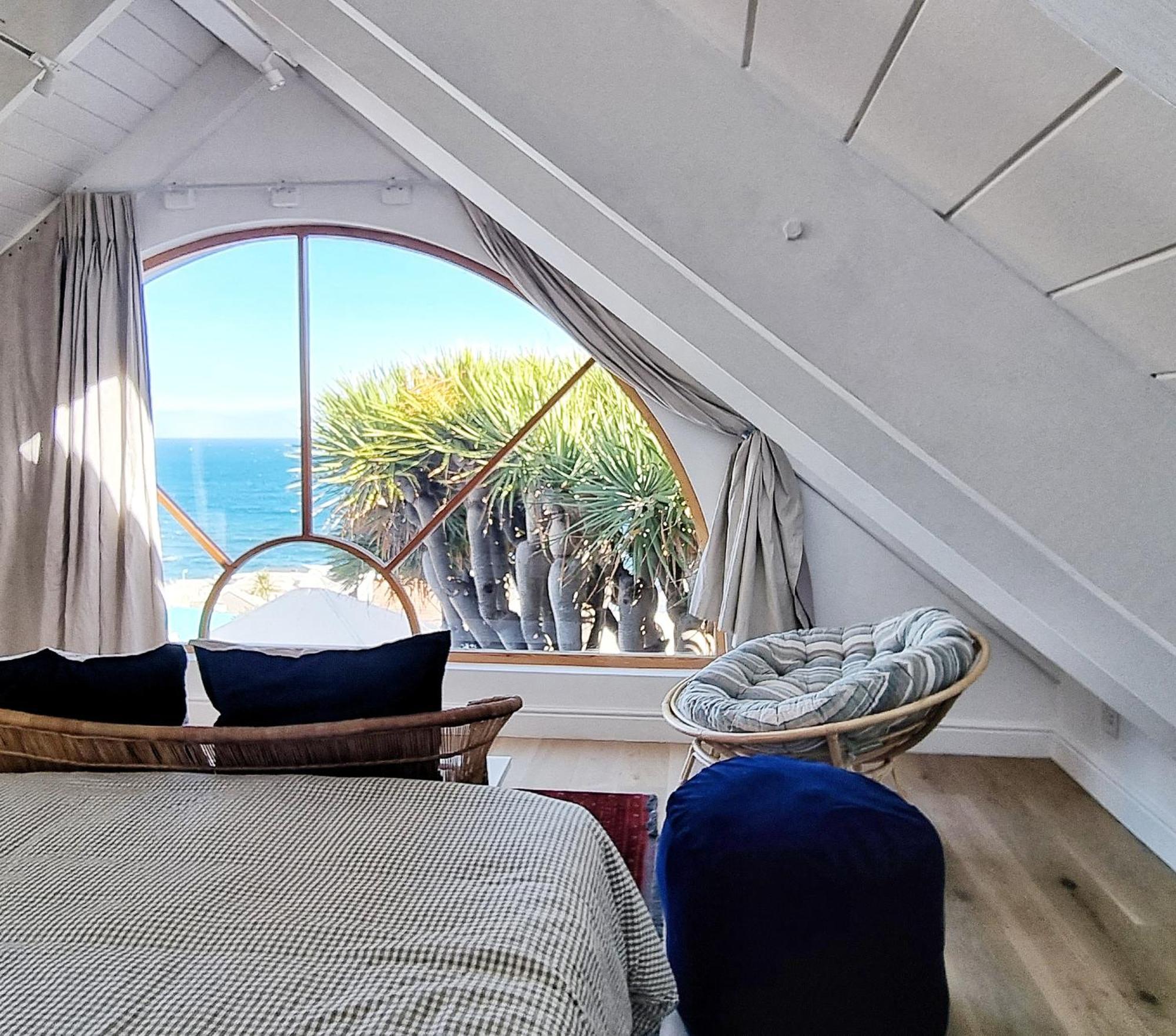 The Dragon Tree Guesthouse คาล์คเบย์ ภายนอก รูปภาพ